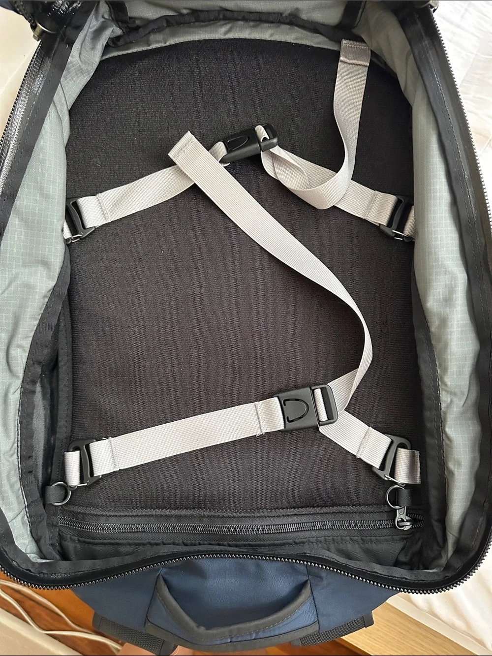 Tom Bihn Synik 30 in Navy + 2 TB packing cubes &  3D Clear Organizer in NW Sky